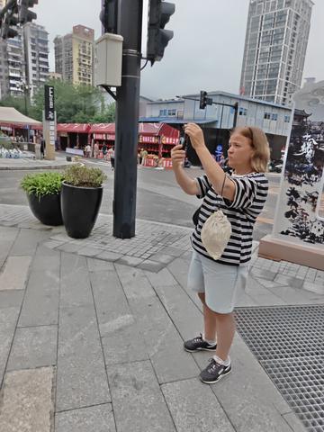 Таня фотографирует квартал