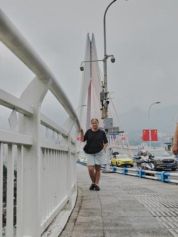 Мост Дуншуймэнь: Таня на пешеходной части