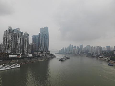 С моста: Янцзы и полуостров Юйчжун в дымке
